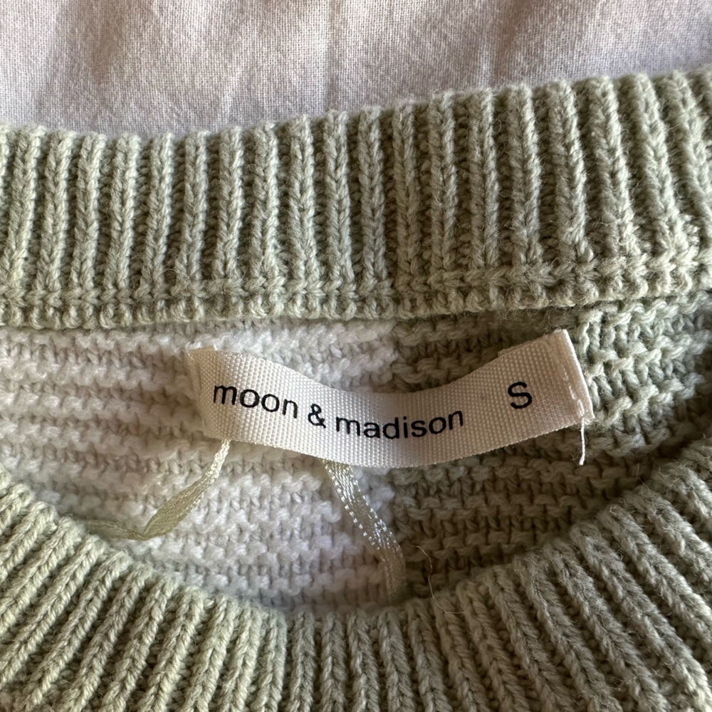 Moon & Madison Light Green Knit Pullover